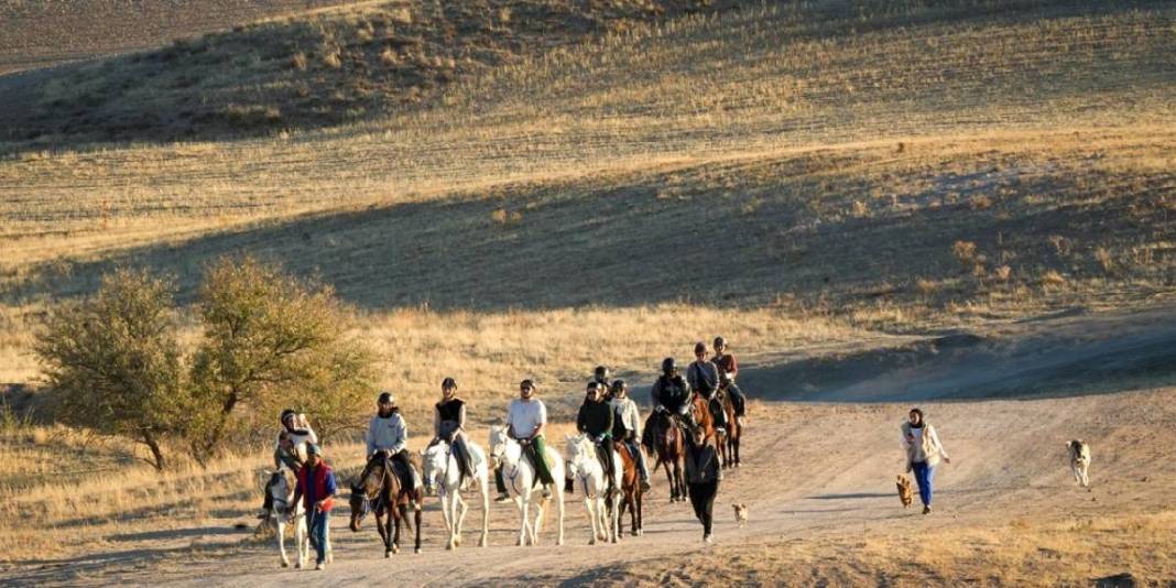 Kapadokya’ya yerli ve yabancı turistten yoğun ilgi! Şimdi keşfin tam zamanı: İster arazi aracıyla, ister atla… 2